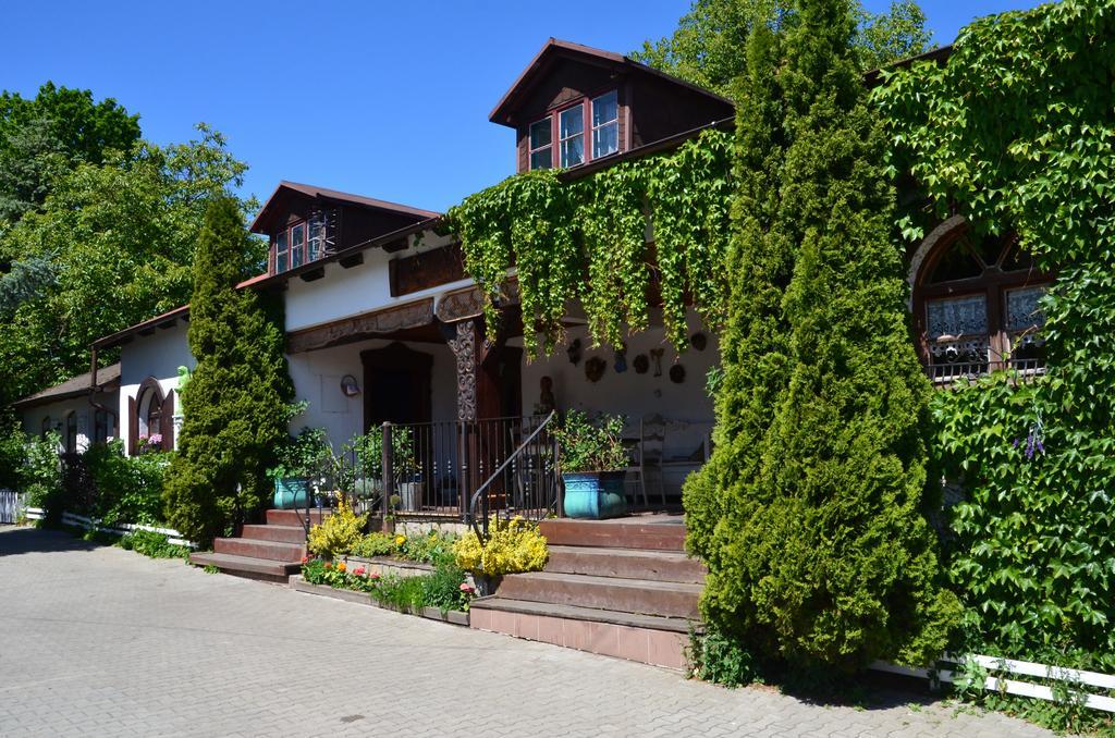 Dworek Sw.Antoniego Slawutowo Exterior photo