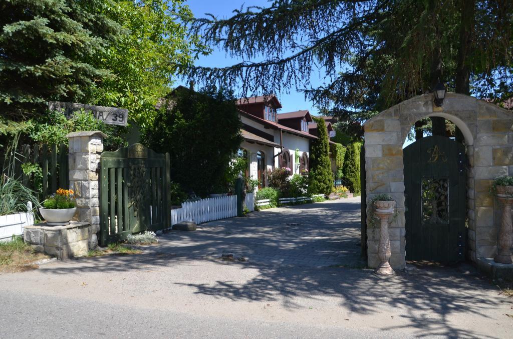 Dworek Sw.Antoniego Slawutowo Exterior photo
